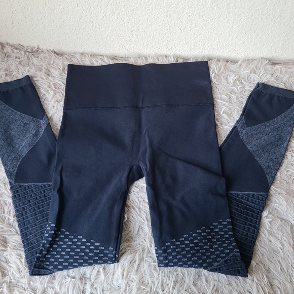 Spanx Look At Me Now Seamless Moto Leggings in Blue Women's Size Small - Picture 4 of 10